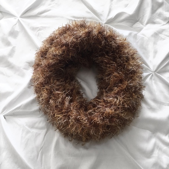 Fuzzy winter scarf - Picture 4 of 4